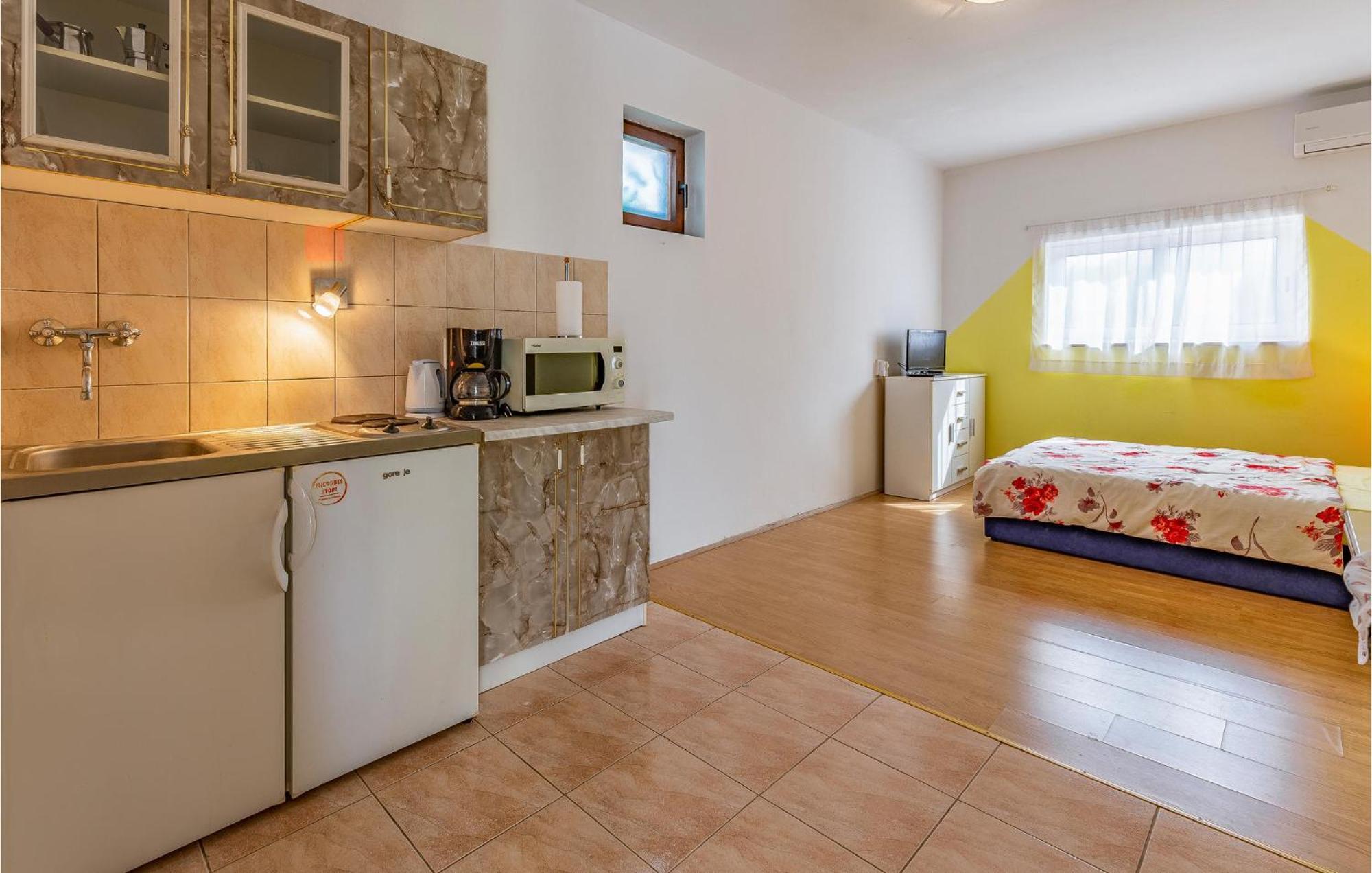 In With Kitchen Pula